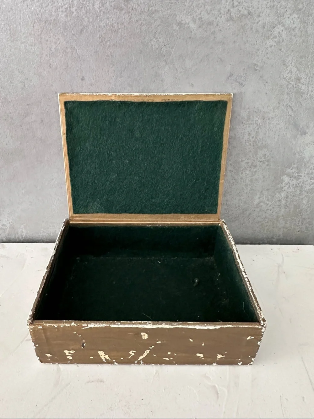 VINTAGE BOX CARDBOARD GOLD FELT LINED